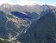  Vue sur la vallée du Peynin dans la montée en crête vers l'Agrenier. Au fond le Viso.  A gauche le sommet de la Lauze. (c) Christophe ANTOINE
500*386 pixels (45062 octets)(i5025)