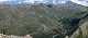 Vue depuis la crête au niveau de la pointe des Marcelettes sur le fond de vallée de St Véran. Au fond l'Aigue Blanche avec le Suffie. On distingue la route de la mine et le chemin de l'observatoire lui même en haut à gauche. A droite le Viso en arrière plan du col de St Véran. A sa droite le Rocca Bianca. (c) Christophe ANTOINE
800*355 pixels (31116 octets)(i3831)